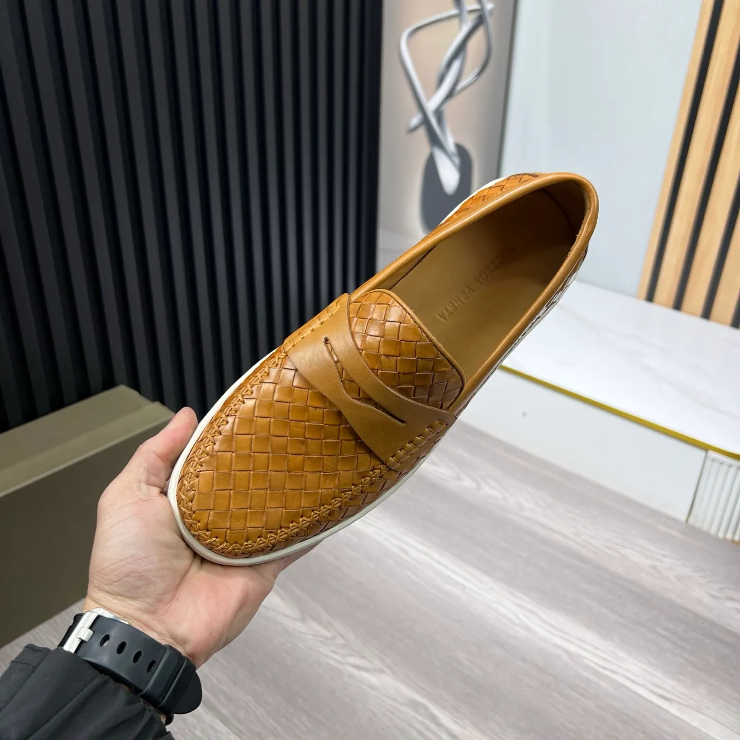 Ex-factory price 500 BV〰️Purely handmade classic men's beanie shoes👉👉driving shoes, slip-on shoes, made of imported cowhide woven from Italy, 💕water-dyed cowhide lining, 🔊original outsole, waterproof platform design, comfortable on the feet. A good choice for traveling and driving, two colors available, code number: 38-44, (45 can be customized)